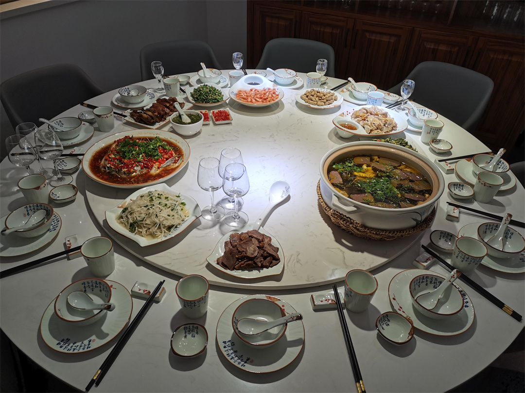 用餐标准:一晚,两正一早;两晚,四正两早;10人一桌,10菜1汤.