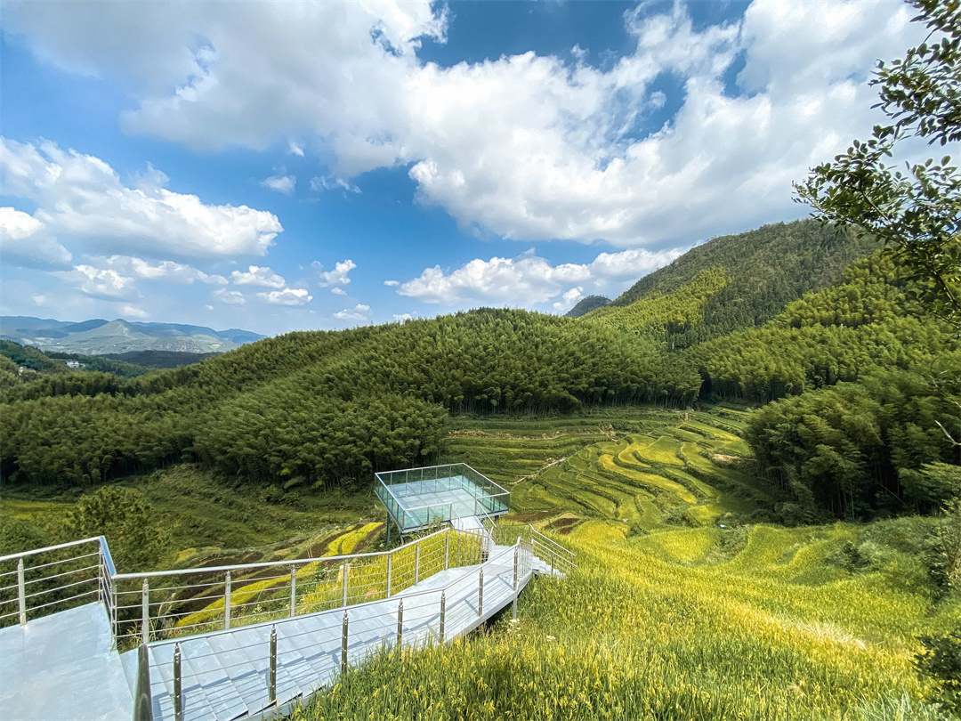 马鞍岩梯田玻璃栈道